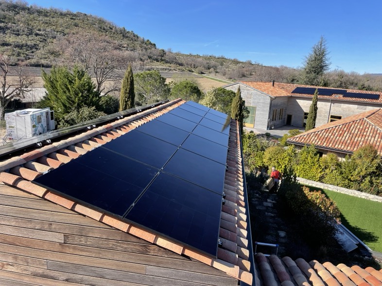 Installation de panneaux solaires photovoltaïques sur une maison en Vaucluse par Green EnR
