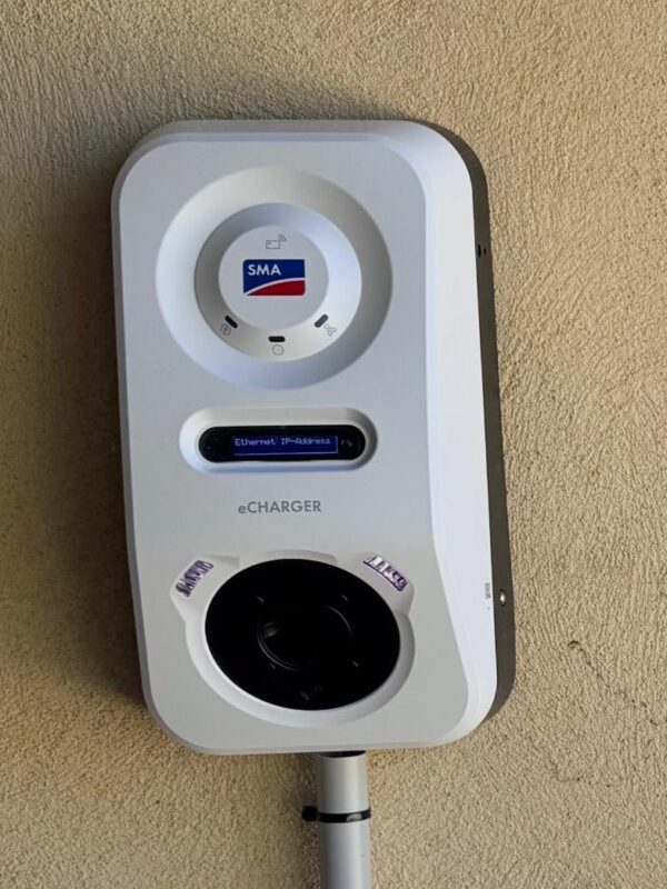 Borne de recharge SMA eCharger installée par Green EnR sur le mur d’une maison