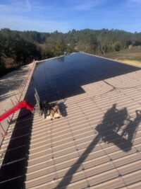 Chantier du Domaine du Coulet Rouge : pose des panneaux solaires depuis la nacelle