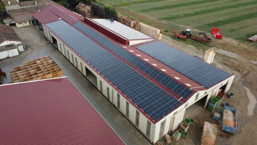 Installation photovoltaïque réalisée par Green EnR sur un hangar agricole de la Drôme