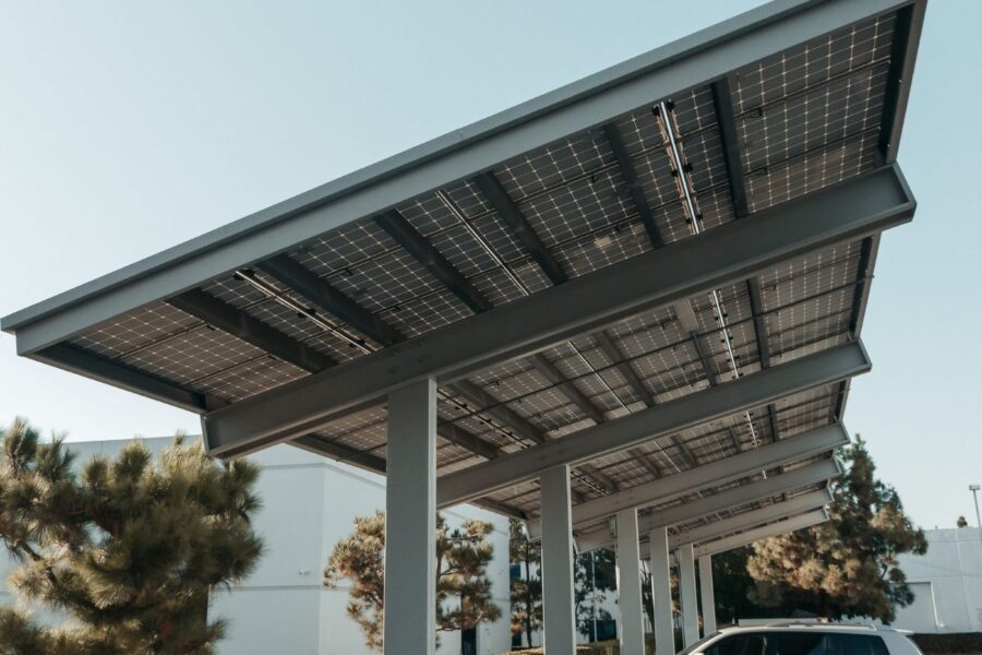 Ombrière photovoltaïque de parking vue en contre-plongée, panneaux solaires et structure