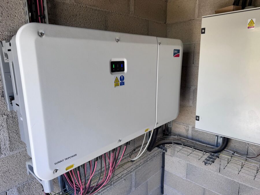 Onduleur triphasé SMA Sunny Tripower et coffret de protection dans le local technique d’une installation de 100 kWc