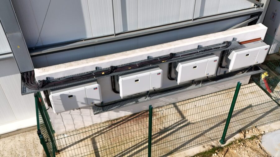 Quatre onduleurs SMA Sunny Tripower installés sur la façade d’un hangar agricole de 500 kWc dans la Drôme