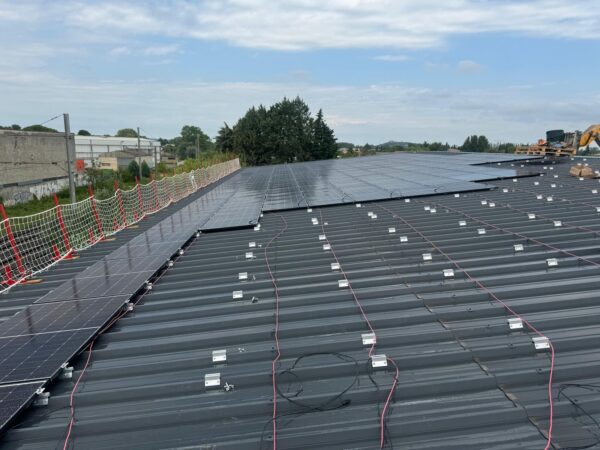 Pose de panneaux photovolta&iuml;ques sur un b&acirc;timent tertiaire au Thor, filet de s&eacute;curit&eacute; en rive