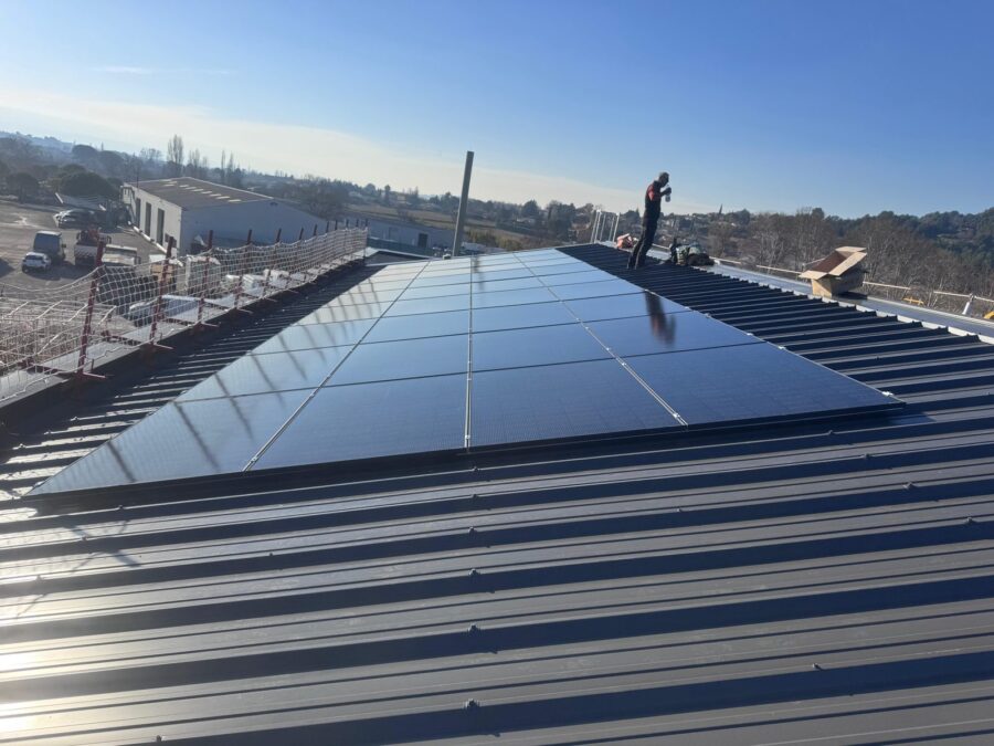 Pose des panneaux solaires sur la toiture du CEER d’Apt, Département de Vaucluse