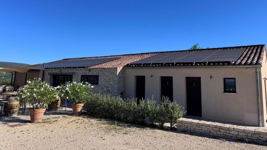 Toiture photovoltaïque de 90 kWc sur les bâtiments d’un domaine viticole à Saint-Saturnin-lès-Apt