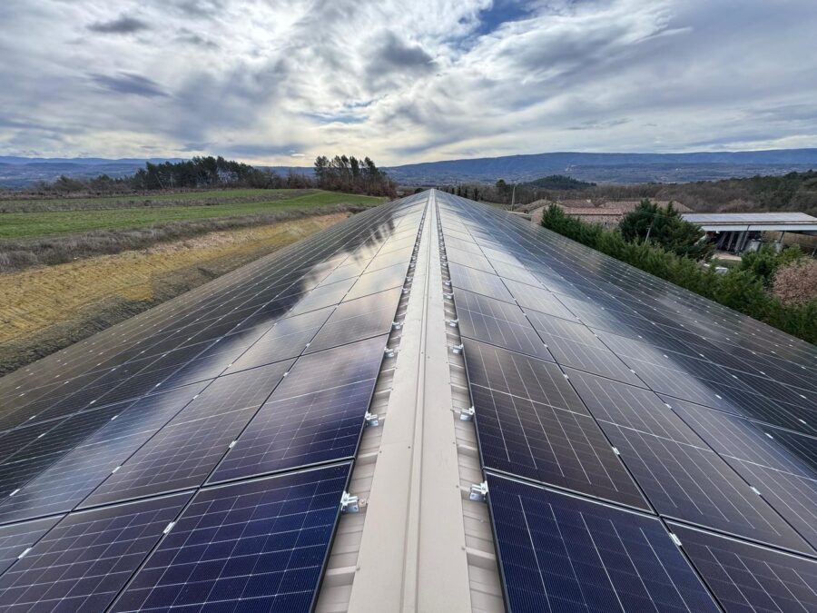 Toiture photovoltaïque de 350 kWc du Domaine du Coulet Rouge, installée par Green EnR en 2026